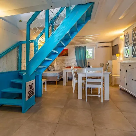בית נופש Front In With Sauna